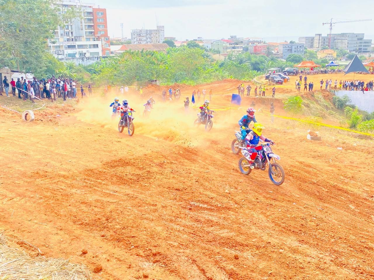 MOTOCROSS | CABINDA ACELERA NAS FESTAS DA CIDADE COM EMOÇÃO SOBRE RODAS
