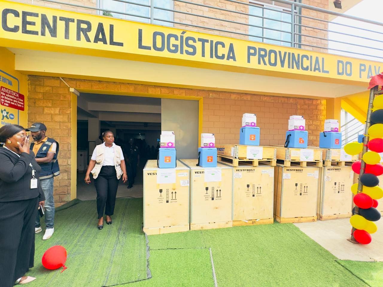 1ª CENTRAL LOGÍSTICA DO PAV E UMA VIATURA EQUIPADA PARA TRANSPORTE DE VACINAS EM TODA A EXTENSÃO DA PROVÍNCIA