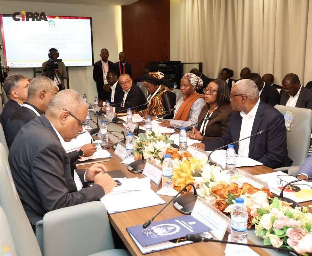 PR NO SEGUNDO DIA DE VISITA A CABINDA REUNIÃO COM GOVERNO PROVINCIAL 